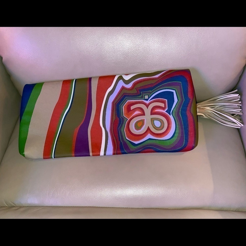 Arbonne
Treasures The Rainforest Purse Multi-color/Beige Vegan Leather Clutch    - Picture 2 of 15